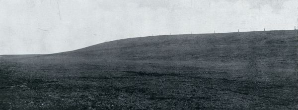 Friesland, 1932, Onbekend, HET ROODE KLIF IN ZIJN TEGENWOORDIGEN TOESTAND, tot een glooienden heuvel afgerond, met graszoden bedekt, op een gewone Friesche terp gelijkend