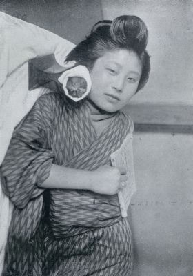 Japan, 1932, Onbekend, GEISHA. HET KUNSTIGE KAPSEL MAG NIET IN DE WAR GERAKEN