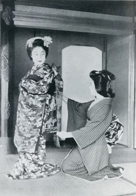 Japan, 1932, Onbekend, GEISHA. HET TOILET-MAKEN