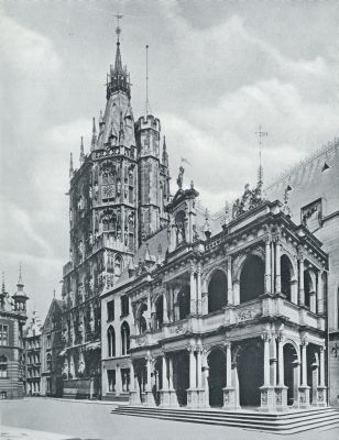 HET RAADHUIS TE KEULEN. DE TOREN WERD IN 1444 VOLTOOID, DE VOORHAL IN 1578 DOOR WILLEM VERMUYKEN