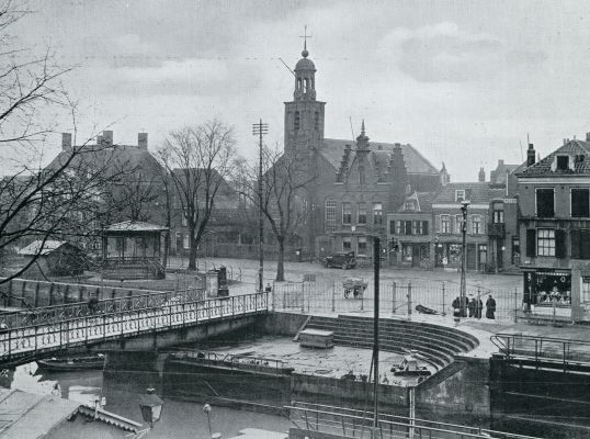 Zuid-Holland, 1932, Hellevoetsluis, PLEINTJE BIJ DE UIT 1661 DATEERENDE NED. HERV. KERK TE HELLEVOETSLUIS