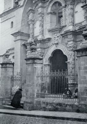 BIJ DEN INGANG DER KATHEDRAAL VAN LA PAZ, HOOFDSTAD VAN BOLIVIA