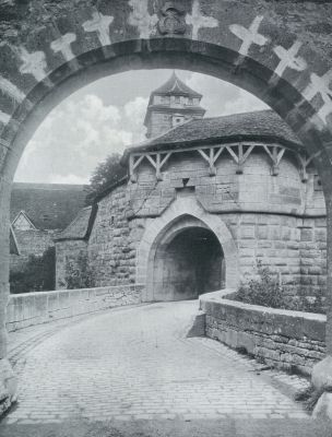 Duitsland, 1932, Rothenburg ob der Tauber, DE SPITALPOORT TE ROTHENBURG OB DER TAUBER, het Zwabische stadje, dat, omsloten door een muurgordel met poorten, torens, bastions en rondeelen, en met zijn reeds van verre zichtbarekerken, torenspitsen en hooge roode pannen-daken, een duidelijk en harmonisch beeld geeft van de architectonische schoonheid en dezelfgenoegzame sfeer der middeleeuwsche steden