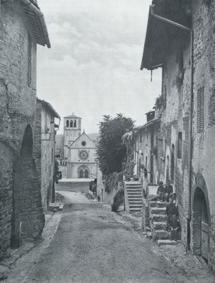 Itali, 1932, Assisi, ASSISI, DE STAD VAN DEN HEILIGEN FRANCISCUS. DE KERK VAN ST. FRANCISCUS GEZIEN VAN DE POORT S. GIACOMO