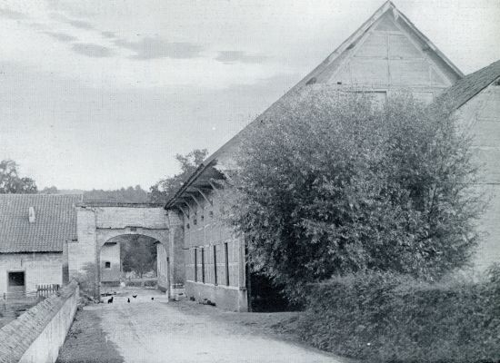 Limburg, 1932, Houthem, LIMBURGSCHE BOERDERIJEN. INGANGSPOORT VAN EEN BOERDERIJ TE HOUTHEM. Bijbouw van tateren datum, maar in stijl met de andere gebouwen gehouden