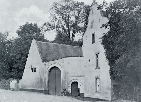 LIMBURGSCHE BOERDERIJEN. VOORGEVEL VAN EEN ZUID-LIMBURGSCHE HOEVE TE HOUTHEM UIT 1720. De groote ramen zijn van lateren datum