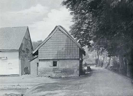 Limburg, 1932, Spaubeek, LIMBURGSCHE BOERDERIJEN. OUDE OLIEMOLEN TE SPAUBEEK. Typisch voorbeeld van leemen muurbouw