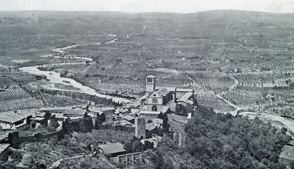 Itali, 1932, Assisi, ASSISI. PANORAMA VAN DE UMBRISCHE VLAKTE; OP DEN VOORGROND DE KERK VAN ST. FRANCISCUS
