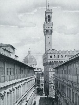 DOORKIJK UIT DE GALERIJ DER UFFIZI TE FLORENCE OP HET OUDE PALEIS (PALAZZO VECCHIO), MET DEN DOMKOEPEL OP DEN ACHTERGROND