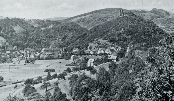 Duitsland, 1932, Bergnassau-Scheuern, DE RUNE VAN DEN BURCHT NASSAU, VAN HET WESTEN GEZIEN. OP DEN VOORGROND DE STADJES BERGNASSAU EN SCHEUERN