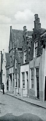 Zuid-Holland, 1932, Goedereede, GOEDEREEDE. OUDE HUIZEN BIJ DE KERK