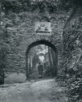 Duitsland, 1932, Bergnassau-Scheuern, DE OPRIJ- OF BUITENPOORT VAN DEN BURCHT NASSAU, TOEGANG GEVEND TOT DEN ZWINGER BOVEN DE POORT EEN GEDENKSTEEN, IN 1814 AANGEBRACHT, WAAROP DE NASSAUSCHE LEEUWEN INSCRIPTIE: ,GEMEINSCHAFTLICHE STAMBURG NASSAN