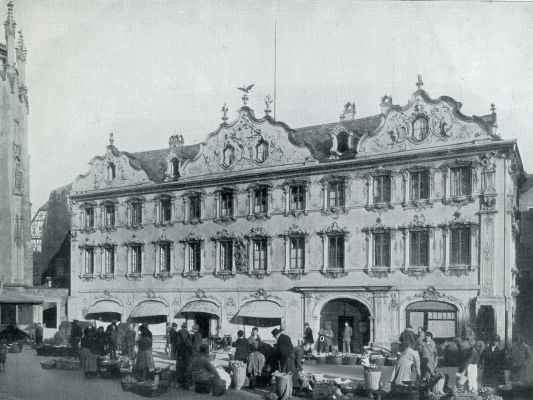 HET HUIS ZUM FALKEN OP HET MARKTPLEIN TE WRZBURG. DE FAQADE IS UIT HET JAAR 1735. GEHEEL LINKS IS JUIST NOG DE GOTHISCHE MAREINKAPELLE ZICHTBAAR