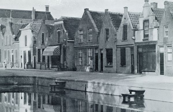 Zuid-Holland, 1932, Dirksland, OUDE HUISJES BIJ DE KERK TE DIRKSLAND