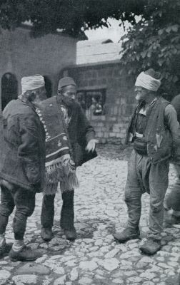 Griekenland, 1933, Onbekend, TURKSCHE BEDELAARS EN KOOPMAN IN DEN VOORHOF VAN EEN MOSKEE TE RHODOS