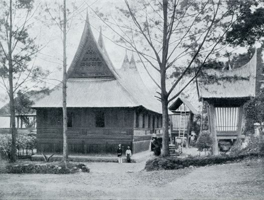 Indonesi, 1933, Onbekend, HUIZEN EN RIJSTSCHUREN IN DE PADANGSCHE BOVENLANDEN