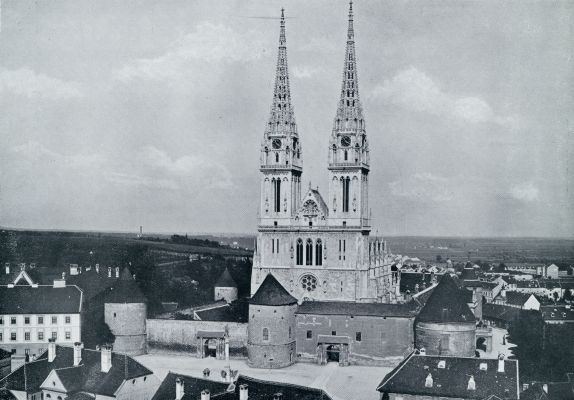 Kroati, 1933, Zagreb, DE KATHEDRAAL TE ZAGREB METHET BISSCHOPPELIJK PALEIS, OMGEVEN DOOR DE OUDE VERSTERKINGEN