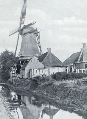 Friesland, 1933, Minnertsga, EEN SCHILDERACHTIG HOEKJE TE MINNERTSGA, een der belangrijkste Bouwhoek-dorpen. Hier vormt de gaaf gebleven korenmolen met de bijgelegen gebouwtjes en het water, - waarin alles ' zich weerspiegelt, een harmonisch complex