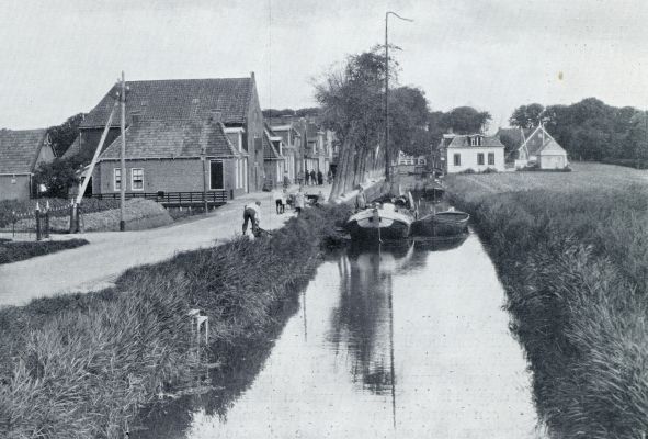 Friesland, 1933, Sint Jacobiparochie, SINT JACOBEPAROCHIE, het middelpunt van groote werkstakingen onder de landarbeiders in den Bouwhoek omstreeks 1890