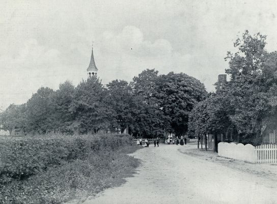 Groningen, 1933, Onstwedde, DORPSVREDE. EEN VRINDELIJK TAFREELTJE BIJ DE KERK VAN ONSTWEDDE IN WESTERWOLDE