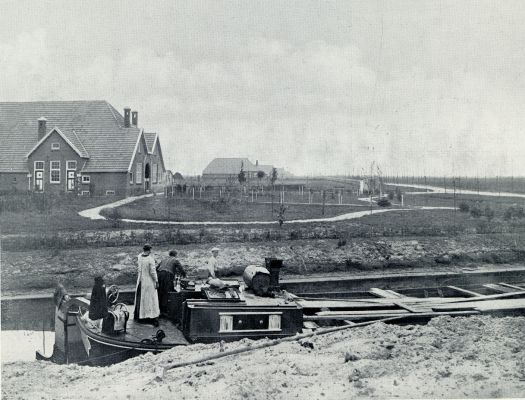 Groningen, 1933, Onbekend, WOESTE GRONDEN IN VRUCHTBAREN BODEM HERSCHAPEN. IN DE KANALEN

TUFFEN DE MOTORSCHUITEN