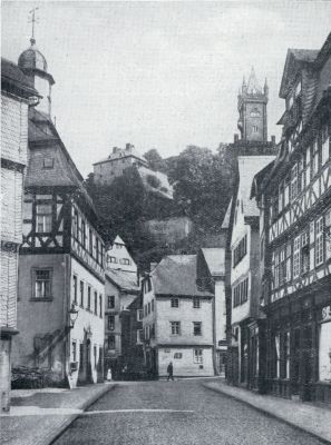 DE OBERE HAUPTSTRASSE MET HET OUDE RAAD-HUIS TE DILLENBURG