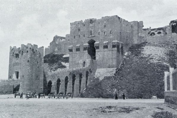 Syri, 1933, Aleppo, POORTGEBOUWEN VAN ALEPPOS CITADEL