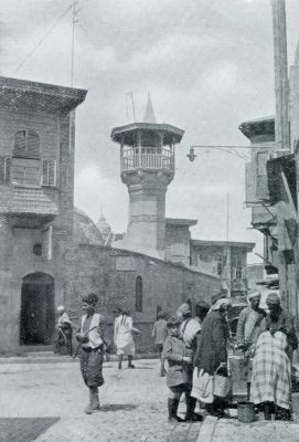 Syri, 1933, Aleppo, IN DE STRATEN VAN ALEPPO. HET  TORENTJE IS DE MINARET VAN EEN KLEINE MOSKEE