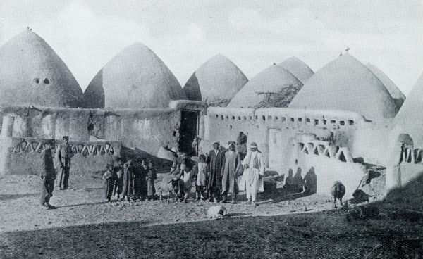 Syri, 1933, Onbekend, SUIKERBROODVORMIGE HUIZEN VAN EEN SYRISCH DORP TUSSCHEN HAMA EN ALEPPO