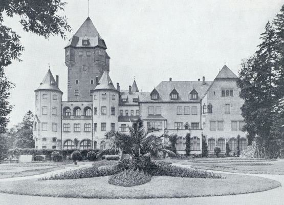 HET LUXEMBURGSCHE L00 IS 'T KASTEEL COLMAN-BERG, DE ZOMERRESIDENTIE VAN GROOTHERTOGIN CHARLOTTE. DE ROBUSTE TOREN IS OUD, DE VOORBOUW VAN LATEREN TIJD