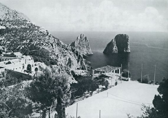 Itali, 1933, Anacapri, AAN DE KUST VAN CAPRI, HET EILAND VAN DE BLAUWE GROT EN DE VILLA SAN MICHELE