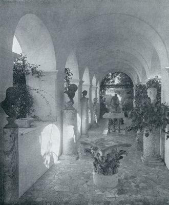 Itali, 1933, Anacapri, EEN LOGGIA DEN CAESARS WAARDIG. Hun paleis stond eens op deze plaats. Men beweert, dat de vloer fragmenten bevat van alle bekende marmersoorten. Ze werden ter plaatse gevonden