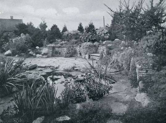 Onbekend, 1933, Onbekend, EEN GROOTE MUURTUIN MET VIJVER EN FLAGSTONEPAD