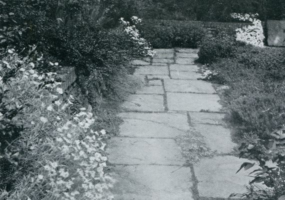 FLAGSTONE-PAD IN EEN MUURTUIN