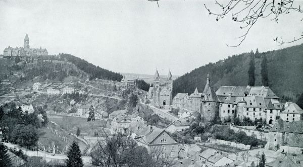 Luxemburg, 1933, Clervaux, CLERF OF CLAIRVAUX. RECHTS, IN DE BENEDENSTAD, HET FEODALE KASTEEL  THANS MUSEUM  HOOG OP DEN BERG LINKS, DE IN NEO-ROMAANSCHEN STIJL OPGETROKKEN BENEDICTIJNER ABDIJ