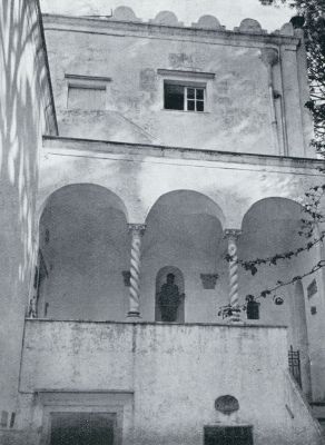 Itali, 1933, Anacapri, VERDIEPTE BINNENPLAATS IN VILLA SAN MICHELE.Een trap leidt hier tot het niveau van den tuin. Bekroond door deze bevallige Loggia vormt zij een der