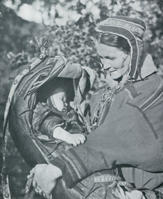 Onbekend, 1933, Onbekend, LAPLANDSCHE VROUW MET DRAAGBARE WIEG