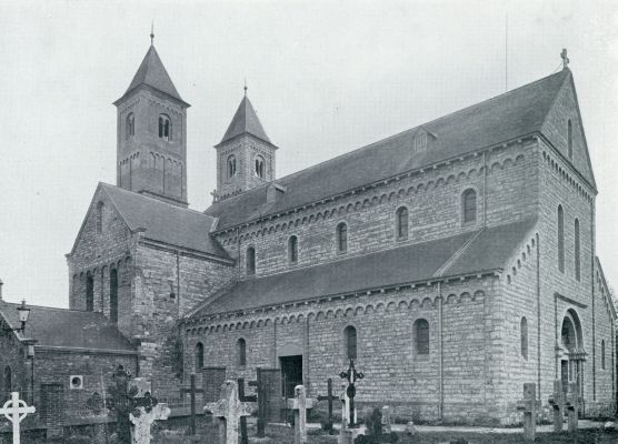 Limburg, 1933, Sint Odilinberg, DE ONGEVEER ACHT EEUWEN OUDE ROMAANSCHE, UIT MERGELSTEEN OPGETROKKEN KERK TE ST. ODILINBERG