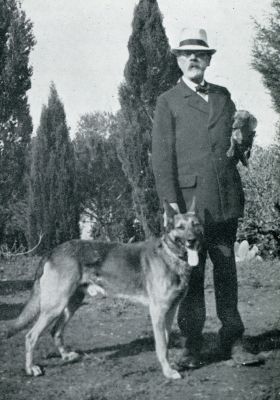 Itali, 1933, Anacapri, DR. AXEL MUNTHE MET ZIJN LIEVELINGS-DASHONDJE EN DEN HERDER, HEM GESCHONKEN DOOR DEN KONING VAN ZWEDEN