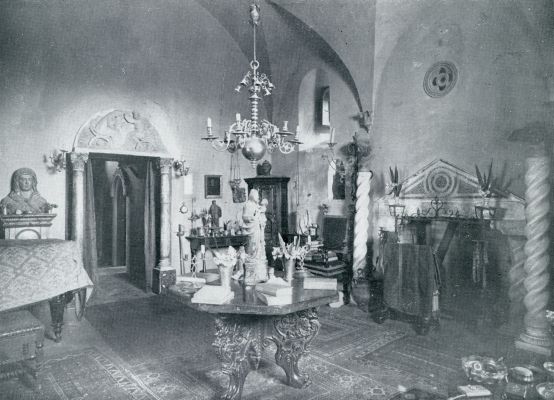ItalI, 1933, Anacapri, ZAAL MET KUNSTSCHATTEN IN DEN TOREN. De collectie Madonna's is hier door twee belangrijke beelden vertegenwoordigd: het quattrocento