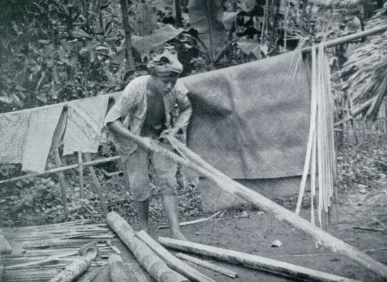 Onbekend, 1933, Onbekend, HET SPLIJTEN VAN HET BAMBOE IN VERSCHILLENDE DIKTEN, AFHANKELIJK VAN HET DOEL, WAARVOOR HET MOET DIENEN