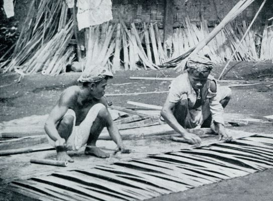 Onbekend, 1933, Onbekend, HET VLECHTEN VAN MATTEN (VOOR HUIZENBOUW)