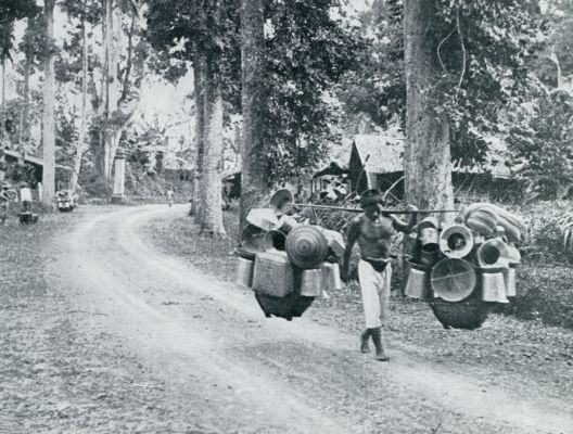 OP WEG NAAR DE MARKT MET VAN BAMBOE GEMAAKTE ARTIKELEN