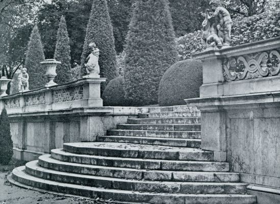 MARMEREN BALUSTRADE MET SPELENDE KINDEREN IN HET PARK VAN SANSSOUCI