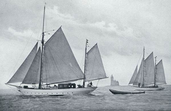 EEN KLIPPERJACHT EN EEN KITSJACHT BIJ DEN VUURTOREN VAN MARKEN