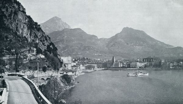 Itali, 1933, Riva del Garda, PANORAMA VAN RIVA AAN HET GARDA-MEER