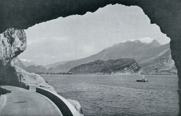 Itali, 1933, Riva del Garda, AUTOWEG BIJ RIVA AAN HET GARDA-MEER