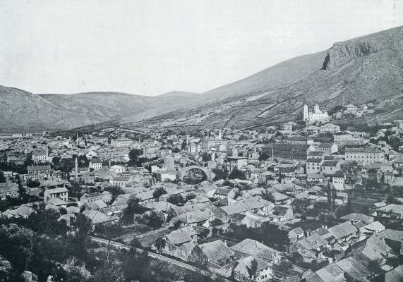 Bosni en Herzegovina, 1933, Mostar, MOSTAR, DE HOOFDSTAD VAN HERZEGOWINA. IN HET MIDDEN DE OUDE BRUG OVER DE NARENTA