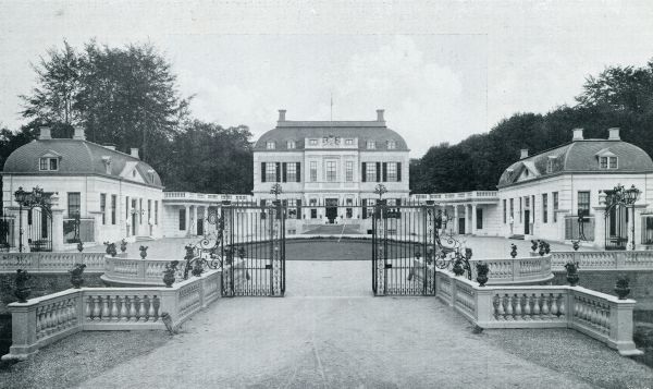 Gelderland, 1933, Gorssel, DE SCHOONHEID VAN DEN ACHTERHOEK. VOORZIJDE VAN KASTEEL DE VOORST ONDER GORSEL