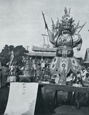 Indonesi, 1933, Onbekend, POH TOH KONG AAN HET HOOFD DER TAFEL